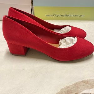 Red pump in size 7